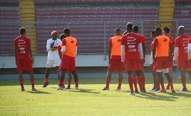 Selección panameña emprende viaje para enfrentar a Brasil