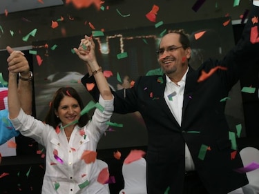 Arias oficializa su nómina junto a Primera Dama ante el TE