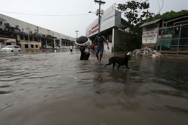 Se inundan varios sectores de la capital tras fuerte aguacero