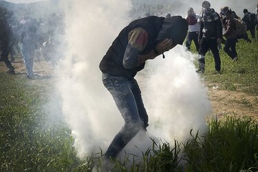 Migrantes chocan con policía macedonia; cientos de heridos