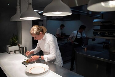 Única británica con tres estrellas Michelin, la chef Clare Smyth reabre sus puertas