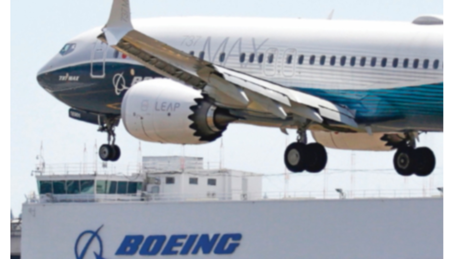 Boeing 737-8 MAX de Air Canada presenta falla en un motor