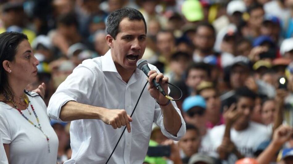 Guaidó pide a opositores mantenerse en protesta hasta que caiga Maduro