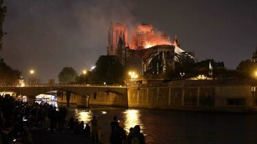 Conmoción por colosal incendio en la catedral de Notre Dame de París