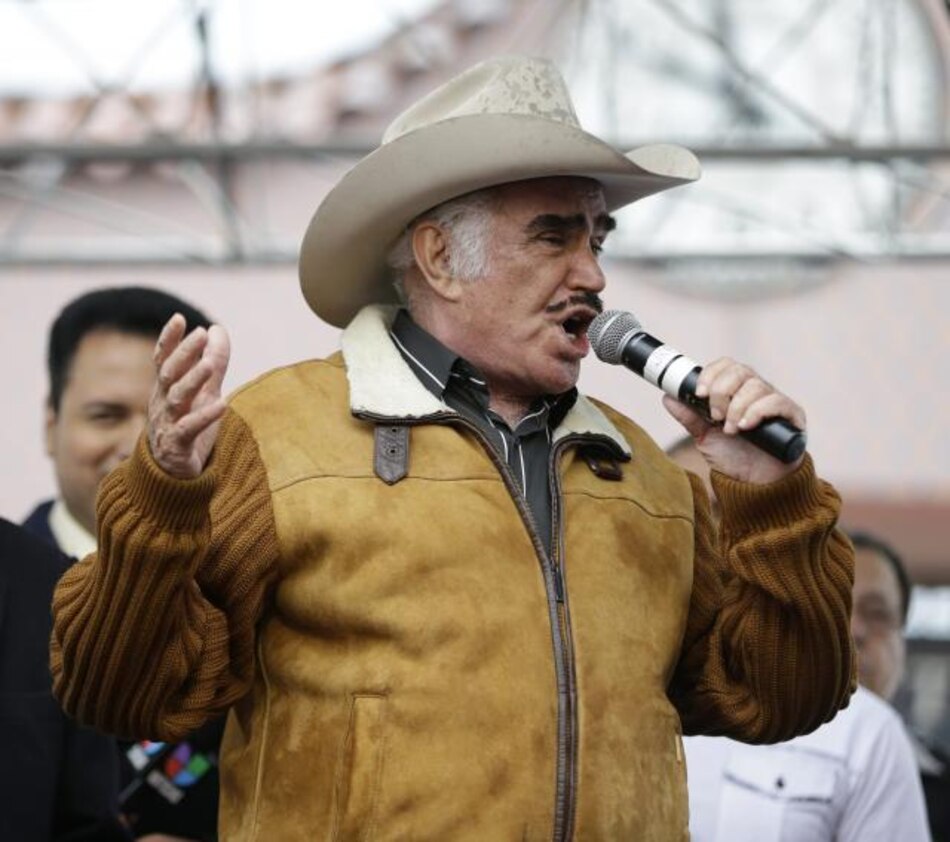 Vicente Fernández da la oportunidad a su chofer de entrar en la música
