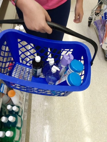 Alcohol, vitamina C y antibacteriales se agotan; comercios abarrotados