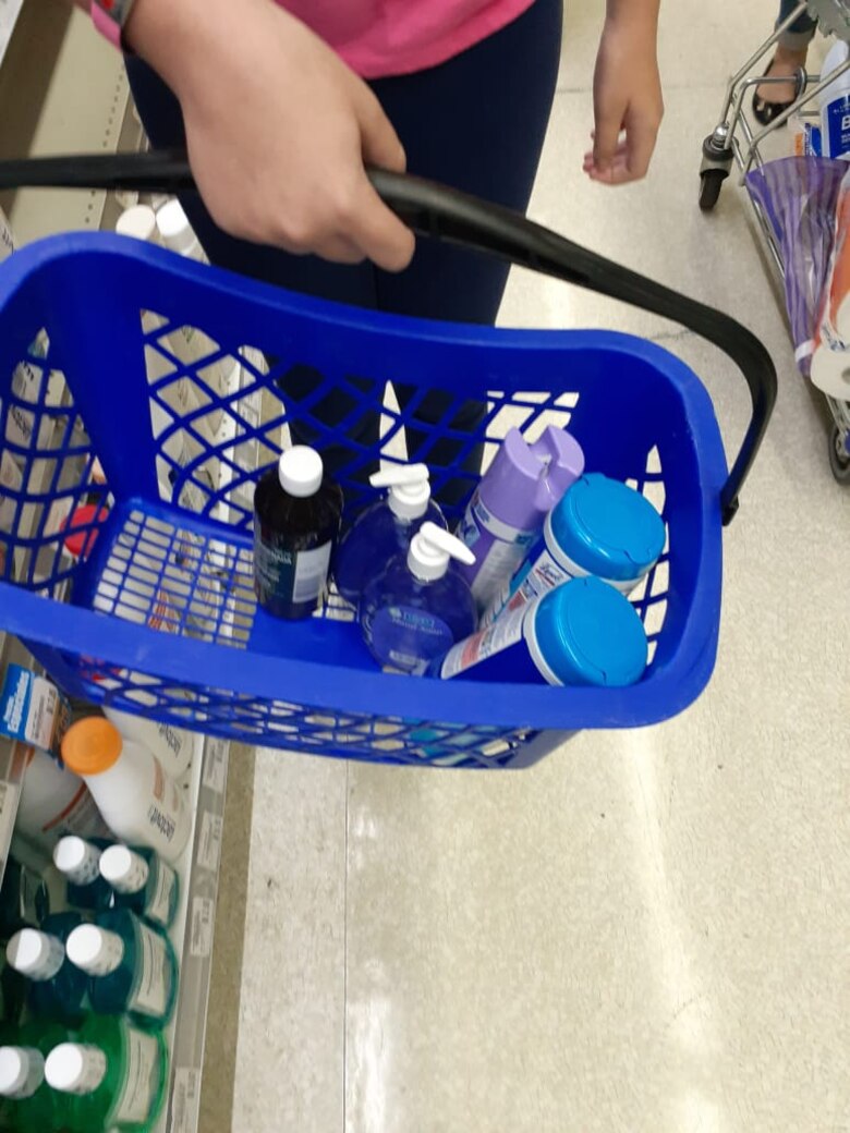 Alcohol, vitamina C y antibacteriales se agotan; comercios abarrotados