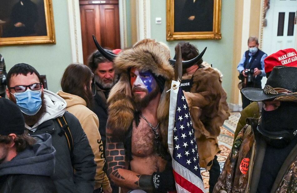 Seguidor de Trump del gorro con cuernos es arrestado por violencia en el Capitolio