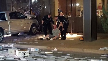 Hombre estrella camioneta contra canal de televisión en Dallas