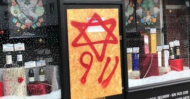 Policía investiga grafitis antisemitas en sinagoga y tiendas 