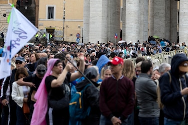 Unas 150,000 personas despiden al papa en la basílica de San Pedro antes del funeral