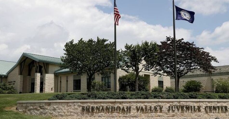 Niños migrantes recluidos en Virginia reportan abusos