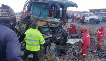 Al menos siete muertos tras el choque frontal de dos vehículos en una carretera en Bolivia