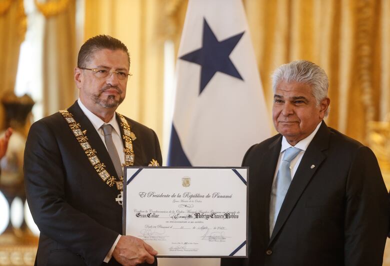 Presidente Mulino impone máxima condecoración a su homólogo de Costa Rica, Rodrigo Chaves Robles