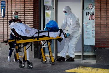 España reporta 769 muertos por coronavirus en un día y ya suma 4,858