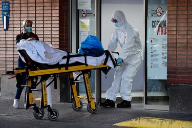 España reporta 769 muertos por coronavirus en un día y ya suma 4,858