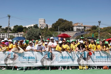 El papa se despide de Lisboa con una fiesta con los voluntarios: ‘Sean surfistas del amor’