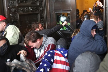 Fallece la mujer que recibió un disparo en los disturbios en el Capitolio de Estados Unidos