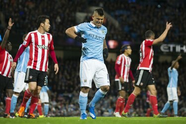 Leicester sobrevive en Old Trafford con gol de Vardy, el City nuevo líder
