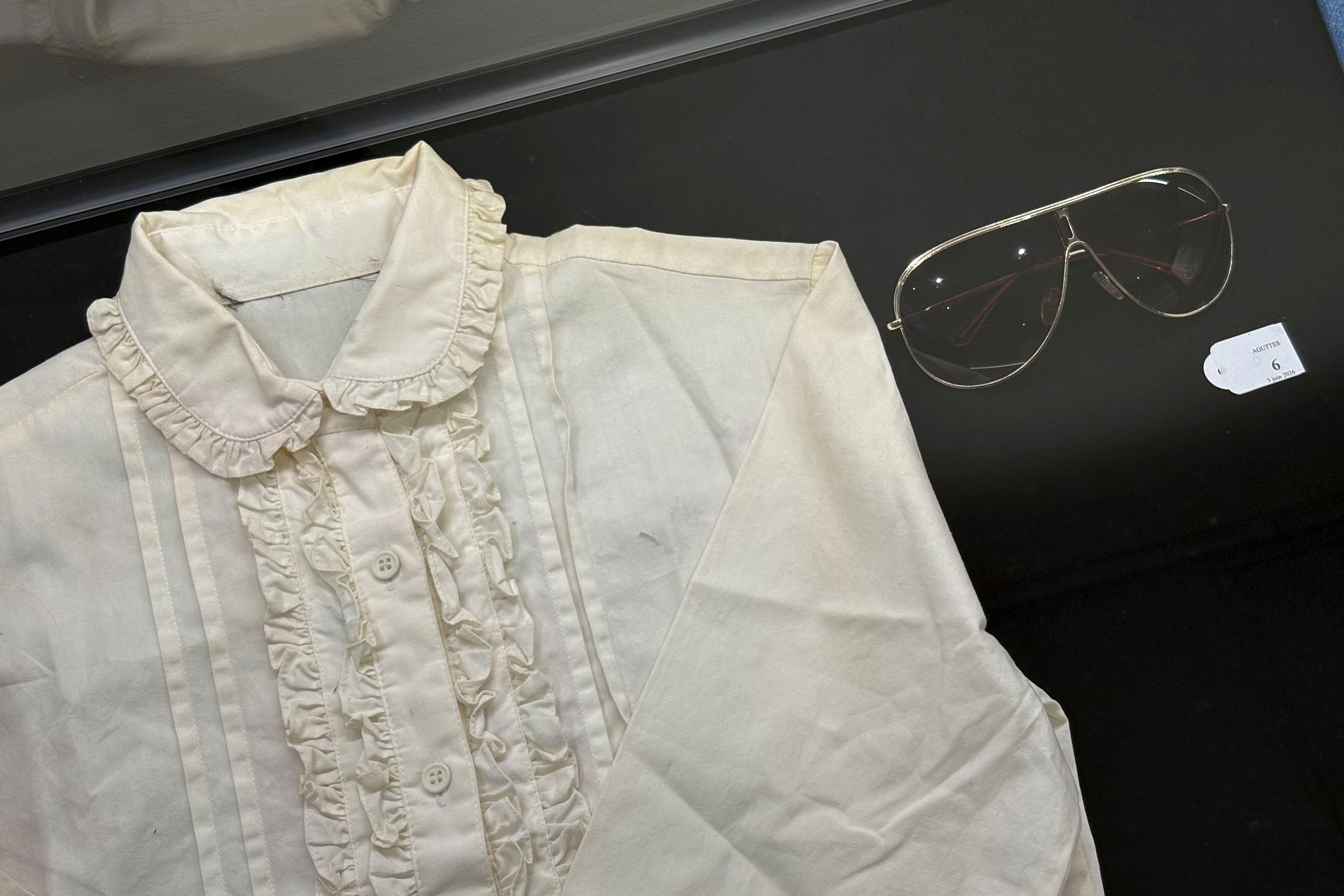 Una camisa y unas gafas que utilizó Michael Jackson. EFE