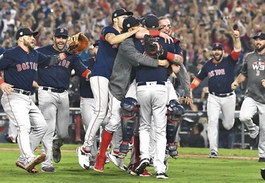 Alex Cora hace historia con Boston