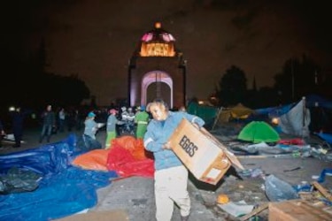 Desalojan plaza tomada por maestros