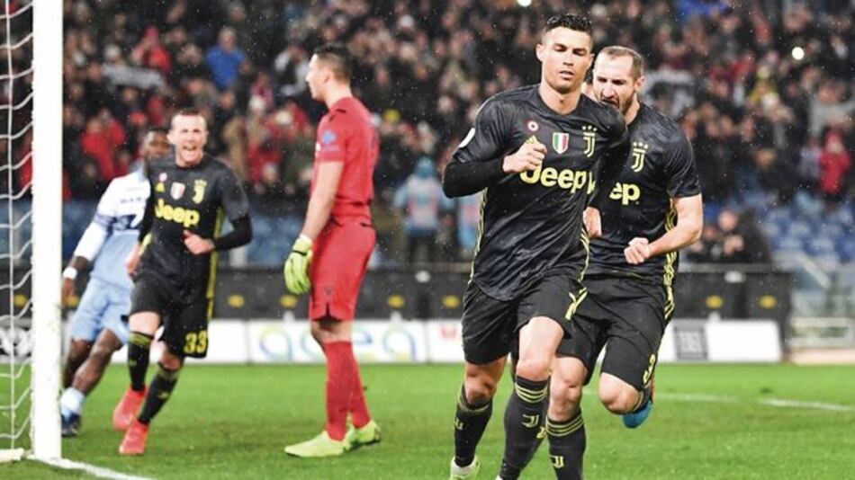 La Juve suda para ganar y continuar de puntero