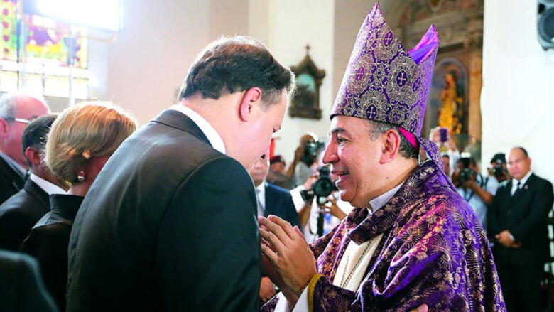 Gobierno dona millones de dólares a la Iglesia católica