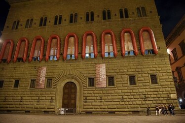 Artista chino Weiwei sacude Florencia con su arte irreverente en favor de los refugiados