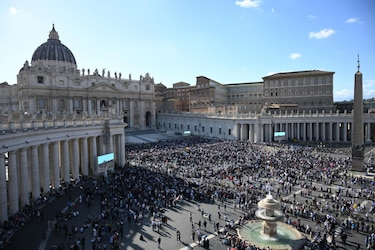 Sale fumata blanca; hay nuevo Papa
