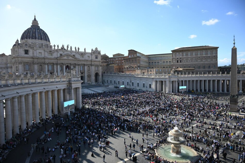 Sale fumata blanca; hay nuevo Papa