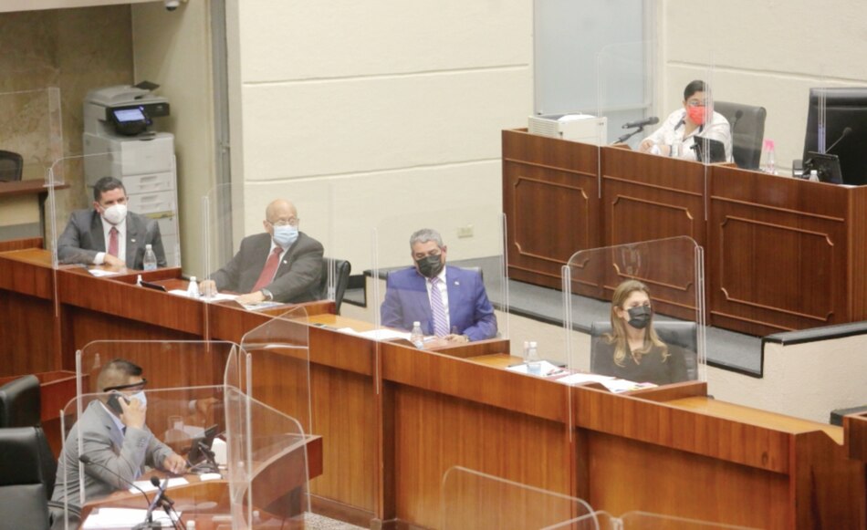 Críticas a Sucre, Alexander y Mouynes