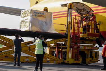 Llega a México primer lote de vacunas contra la Covid-19 de Pfizer-BioNTech