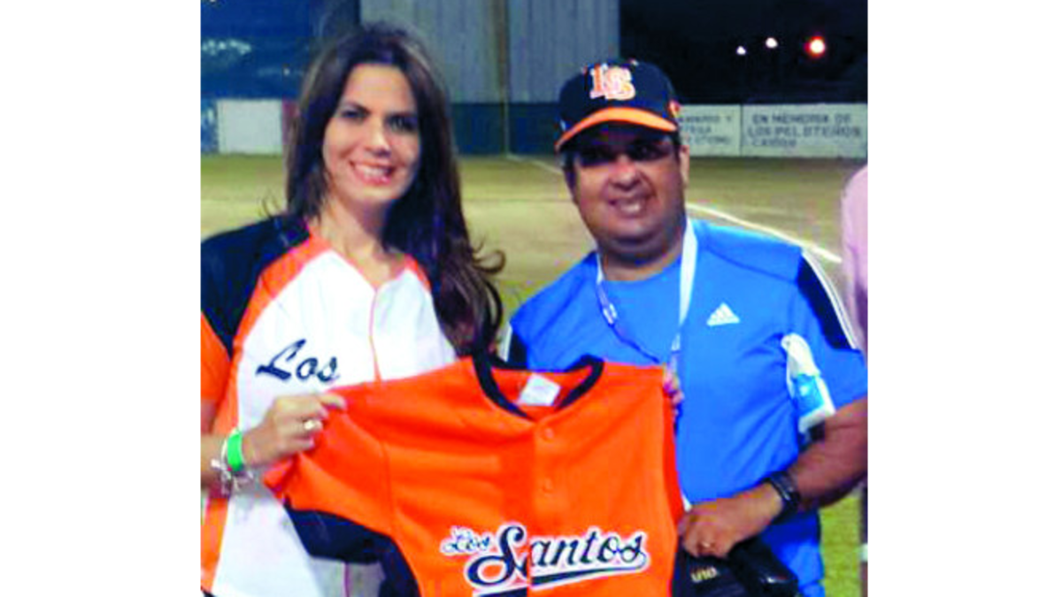 La diputada Mariela Vega (y su colega Tito Afú) gestionan fondos para la liga de béisbol santeña. (A la derecha Bredio Jiménez, el tesorero de la liga). Tomada de internet