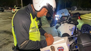La Policía suspende un ‘parking’ de conductores de autos modificados en la cinta costera