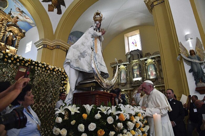 El papa Francisco llama en Perú a luchar contra la 'plaga' del feminicidio