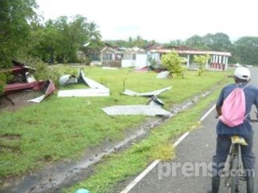 Tromba marina causa daños a negocios y casas en Tonosí