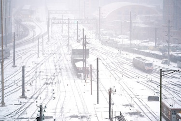 Tormenta invernal azota el este de Estados Unidos y Canadá y trastorna los viajes
