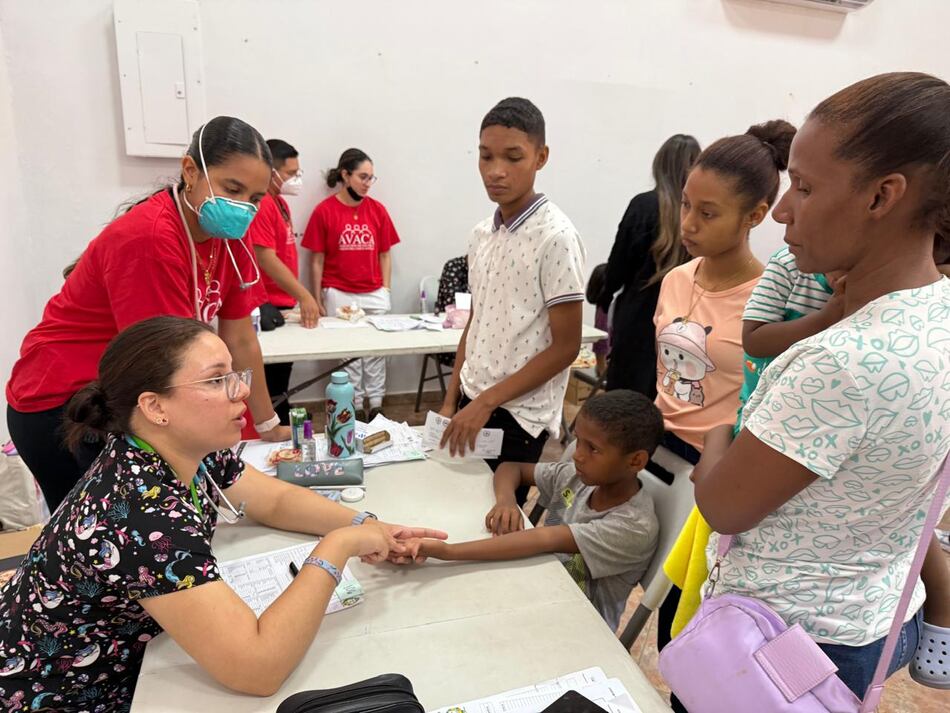 Feria de salud comunitaria brinda atención médica gratuita a más de 200 personas en el Casco Antiguo