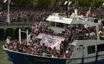 Una marea rojiblanca de personas homenajea al campeón de la Supercopa