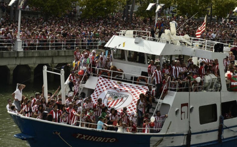 Una marea rojiblanca de personas homenajea al campeón de la Supercopa