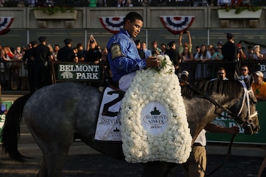 Panameño Luis Sáez, con Essential Quality, gana el Belmont Stakes en cierre de la Triple Corona