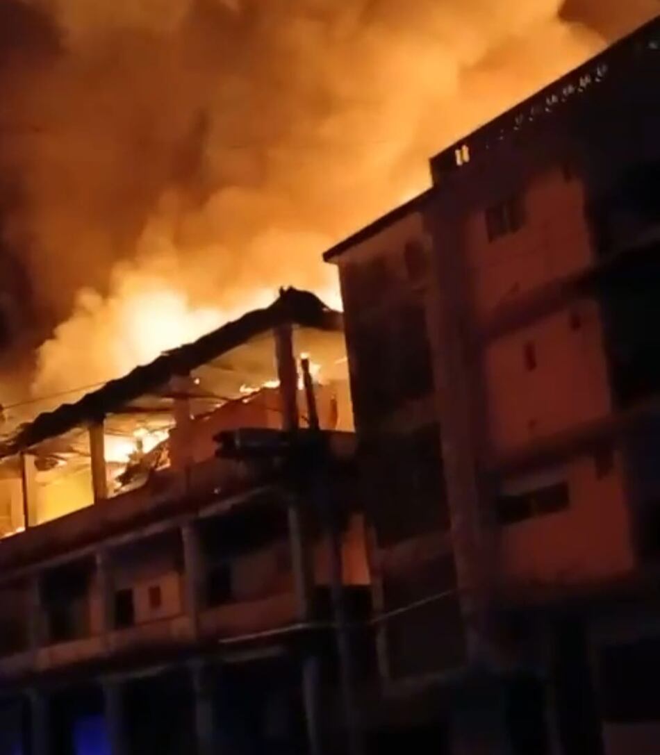 Incendio afecta caserones en la ciudad de Colón; más de 70 personas resultaron afectadas
