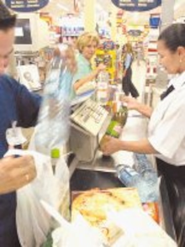 Los empacadores siguen dependiendo de la propina