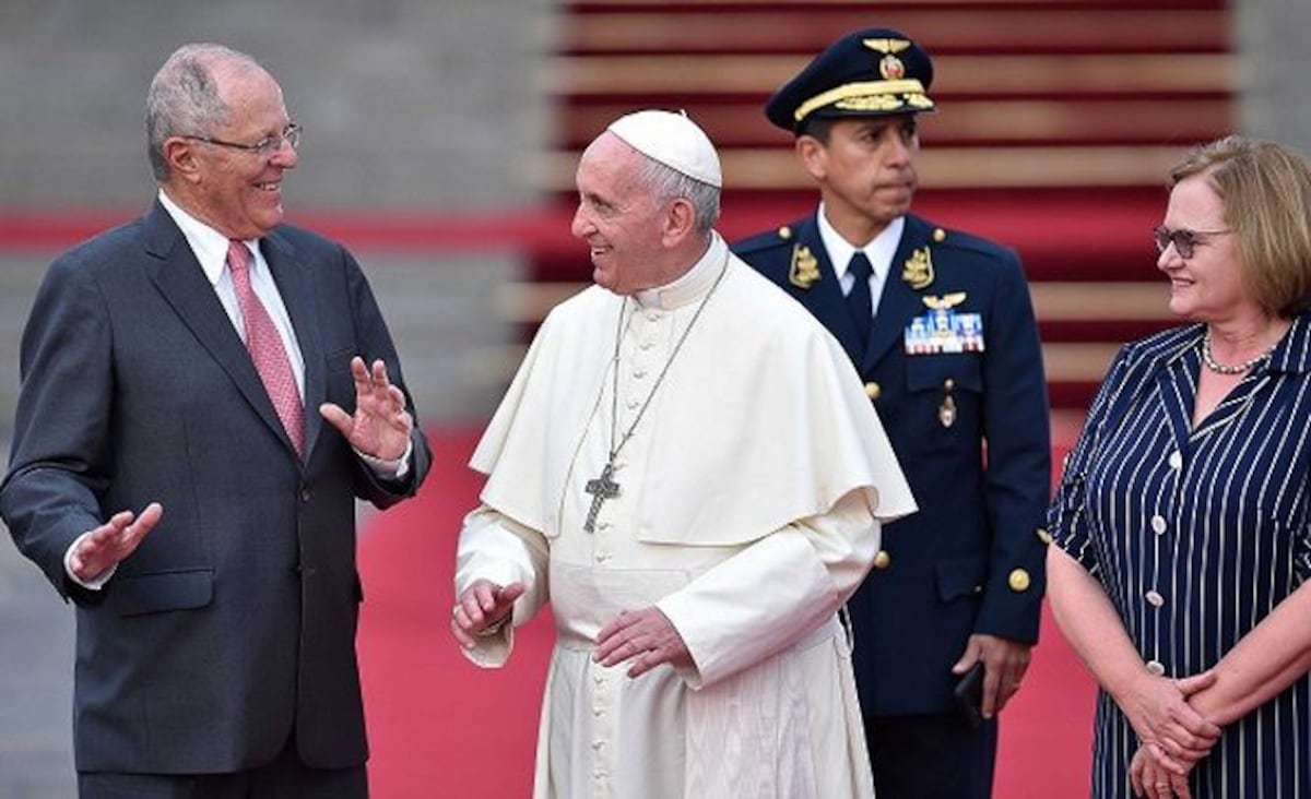 El mandatario peruano, Pedro Pablo Kuczynsk y su esposa Nancy Lange recibieron al papa Francisco.