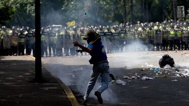 Video: Chavistas golpean con tubos a diputados opositores en Venezuela