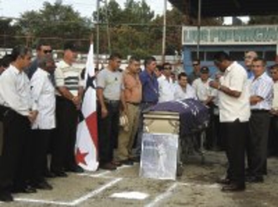 Luque dio su última seña detrás del plato