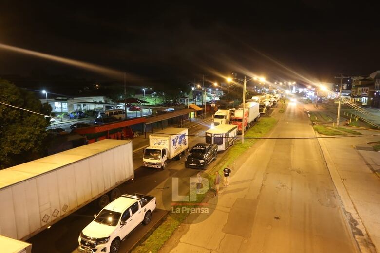Sigue el bloqueo de la Interamericana en Santiago; ya son tres los vehículos de la Policía vandalizados