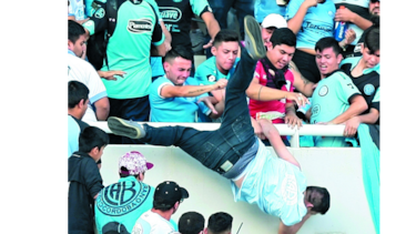 Muere joven que arrojaron en estadio