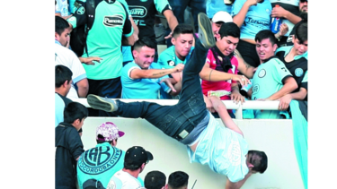 Muere joven que arrojaron en estadio